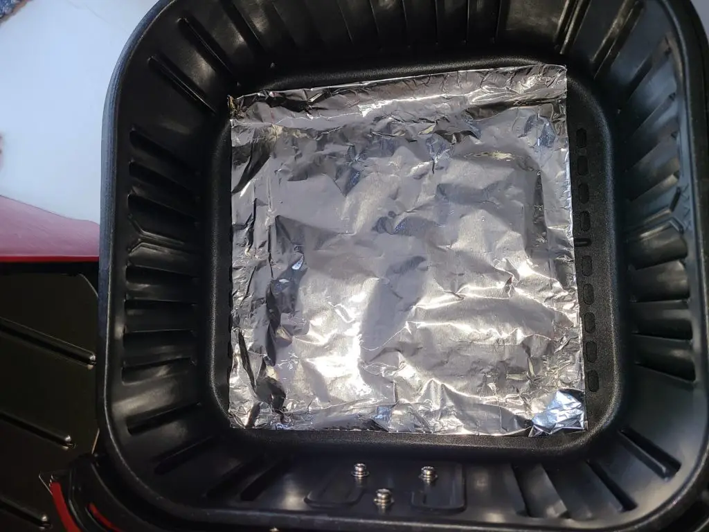how to place foil in air fryer basket